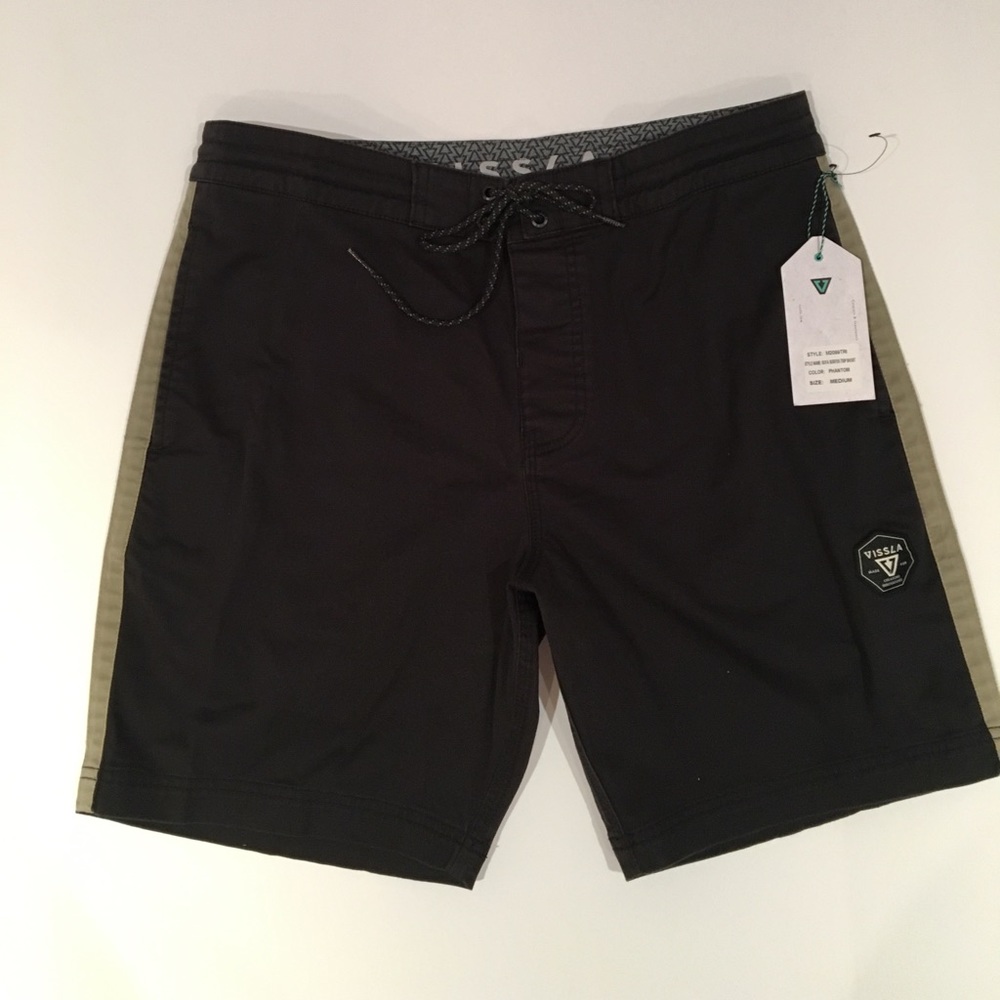 VISSLA WALK SHORT SIZE 32 length 18”